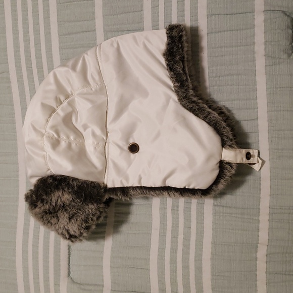 Woman white winter hat with fur - Picture 2 of 3